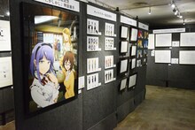 「アニメ第2期放送記念 コトヤマ『だがしかし』原画展」の様子。