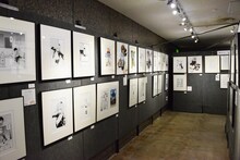 「アニメ第2期放送記念 コトヤマ『だがしかし』原画展」の様子。