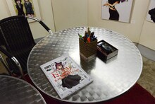 「アニメ第2期放送記念 コトヤマ『だがしかし』原画展」の様子。