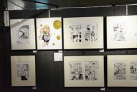 「アニメ第2期放送記念 コトヤマ『だがしかし』原画展」の様子。