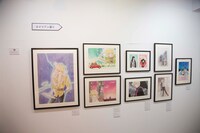 「成田美名子画業40周年記念原画展」の様子。