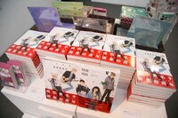 「成田美名子画業40周年記念原画展」の様子。