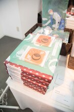 「成田美名子画業40周年記念原画展」の様子。