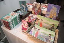 「成田美名子画業40周年記念原画展」の様子。