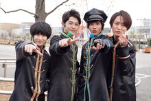 「ドルメンX」より。左からニイ役の小越勇輝、サイ役の堀井新太、隊長役の志尊淳、イチイ役の浅香航大。