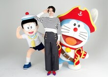 「アイアイサー！」の掛け声のもと、のび太と一緒に敬礼ポーズを披露する長澤まさみ。