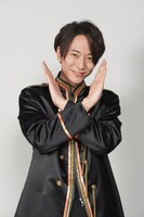 Xポーズを決める、浅香航大扮するイチイ。