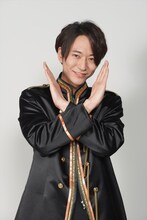 Xポーズを決める、浅香航大扮するイチイ。