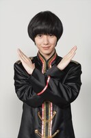 Xポーズを決める、小越勇輝扮するニイ。