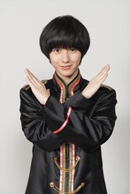 Xポーズを決める、小越勇輝扮するニイ。