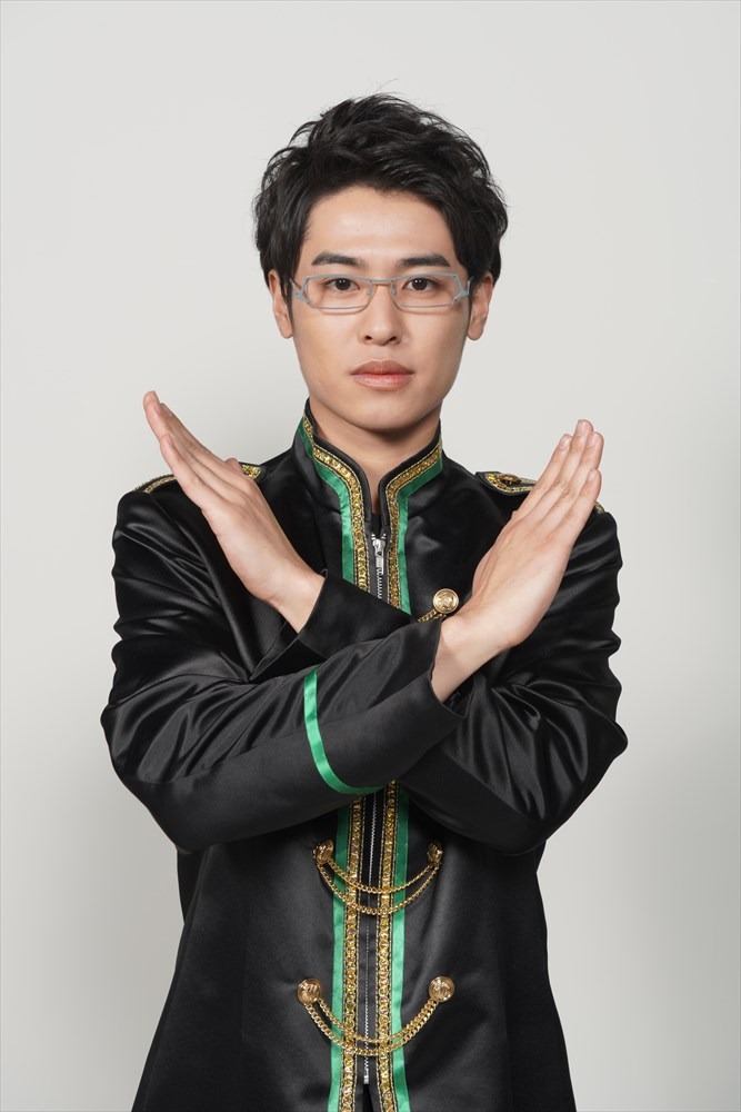 Xポーズを決める、堀井新太扮するサイ。