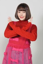 Xポーズを決める、玉城ティナ扮するヨイ。