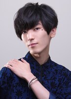 明神亜貴（通常版）の声を担当する山谷祥生。