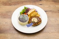 フードメニューの「やちよとほむらの特製ハンバーグ」。