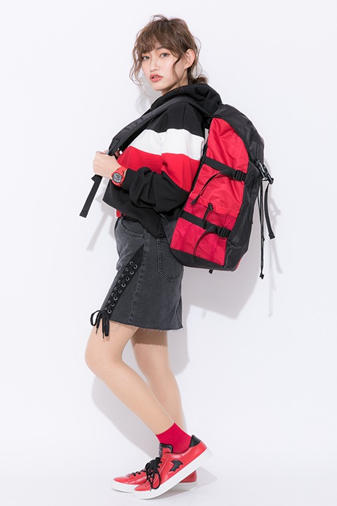 コラボレーションアイテム（泥門デビルバッツモデル）の着用イメージ。