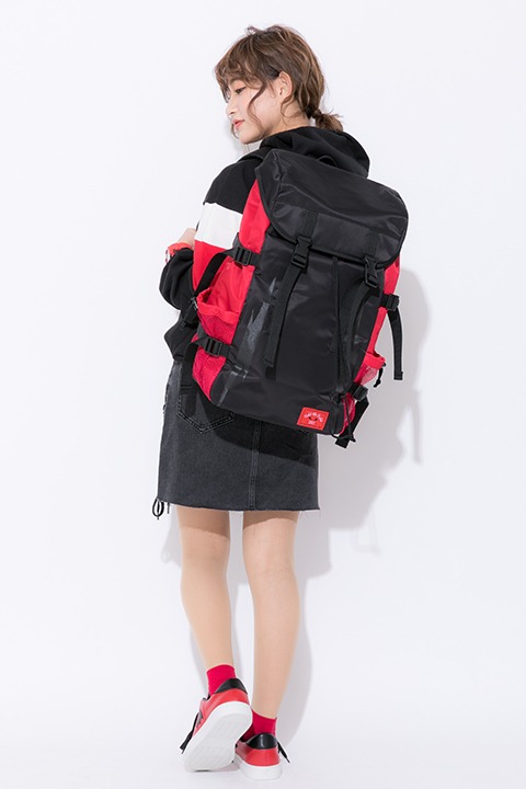 コラボアイテム（泥門デビルバッツモデル）の着用イメージ。