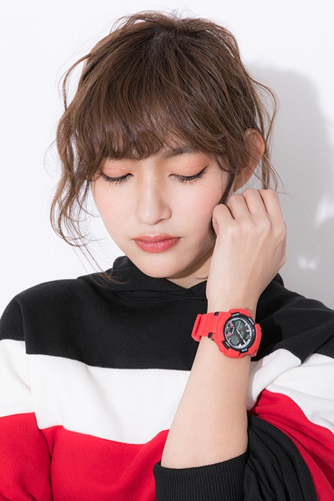 腕時計（泥門デビルバッツモデル）の着用イメージ。