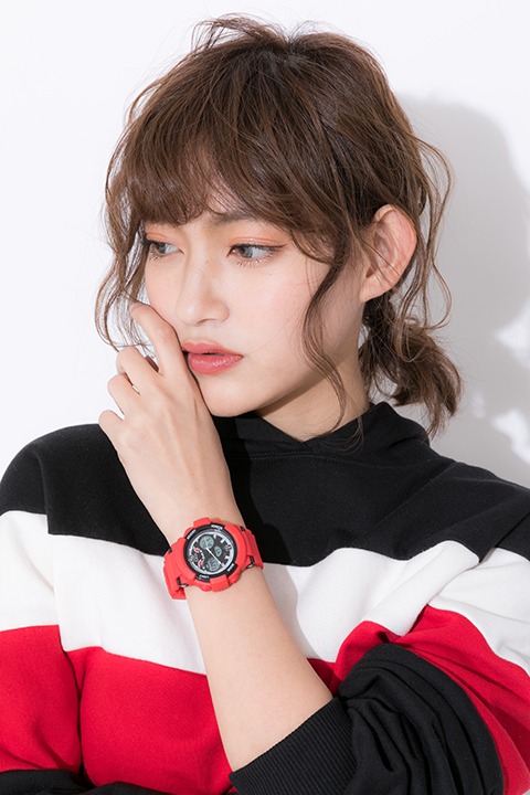 腕時計（泥門デビルバッツモデル）の着用イメージ。