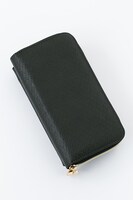 リヴァイモデルのお財布ショルダー。