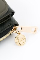 リヴァイモデルのお財布ショルダー。