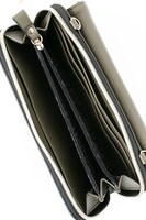 リヴァイモデルのお財布ショルダー。