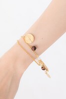 エレンモデルのブレスレットの着用例。