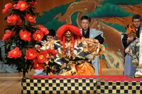 能公演「花花能」より（撮影／前島吉裕）。