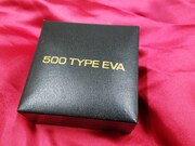 「エヴァンゲリオン新幹線500 TYPE EVA懐中時計」金色の箔押しがされた、専用ボックス。