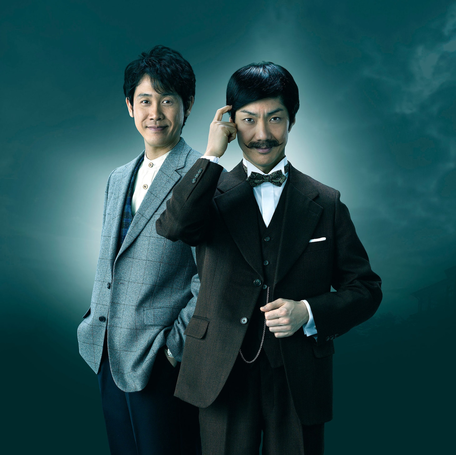 ドラマ「黒井戸殺し」に出演する野村萬斎（右）と大泉洋（左）。