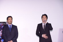 左から池内博之、福山雅治。