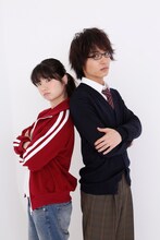 小野花梨演じる西野秋、松岡広大演じる加賀樹。