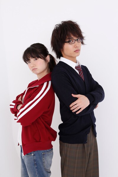 映画「兄友」より、小野花梨演じる西野秋、松岡広大演じる加賀樹。