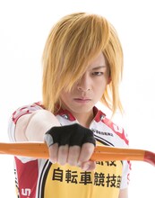 八島諒扮する青八木一。