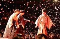 レッドカーペットを通ってステージへ向かう上白石萌音（左）、矢本悠馬（中央）、森永悠希（右）。