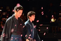 レッドカーペットを通ってステージへ向かう野村周平（左）、新田真剣佑（右）。