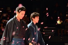 左から野村周平、新田真剣佑。