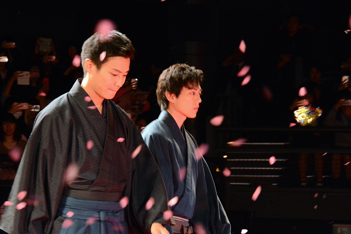 左から野村周平、新田真剣佑。