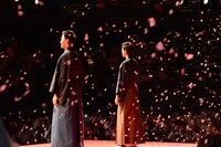 左から野村周平、新田真剣佑。