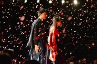 レッドカーペットを通ってステージへ向かう野村周平（左）、広瀬すず（中央）、新田真剣佑（右）。