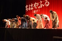 映画「ちはやふる -結び-」の完成披露舞台挨拶の様子。