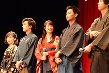 左から松岡茉優、新田真剣佑、広瀬すず、野村周平、賀来賢人。