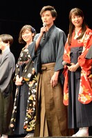 映画「ちはやふる -結び-」の完成披露舞台挨拶の様子。