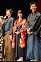 映画「ちはやふる -結び-」の完成披露舞台挨拶の様子。