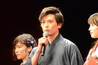 新田真剣佑（中央）
