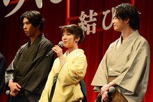 左から賀来賢人、上白石萌音、森永悠希。