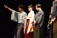 映画「ちはやふる -結び-」の完成披露舞台挨拶の様子。