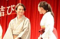 映画「ちはやふる -結び-」の完成披露舞台挨拶の様子。