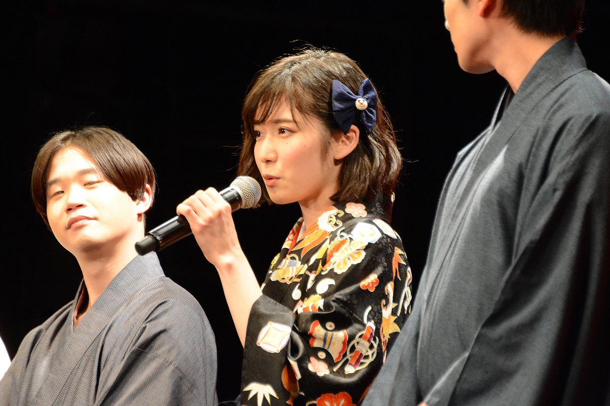 松岡茉優（中央）