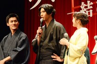 映画「ちはやふる -結び-」の完成披露舞台挨拶の様子。