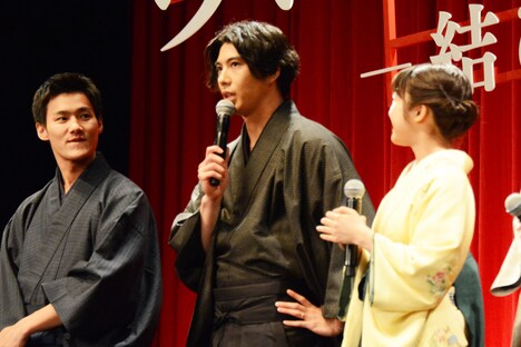 映画「ちはやふる -結び-」の完成披露舞台挨拶の様子。